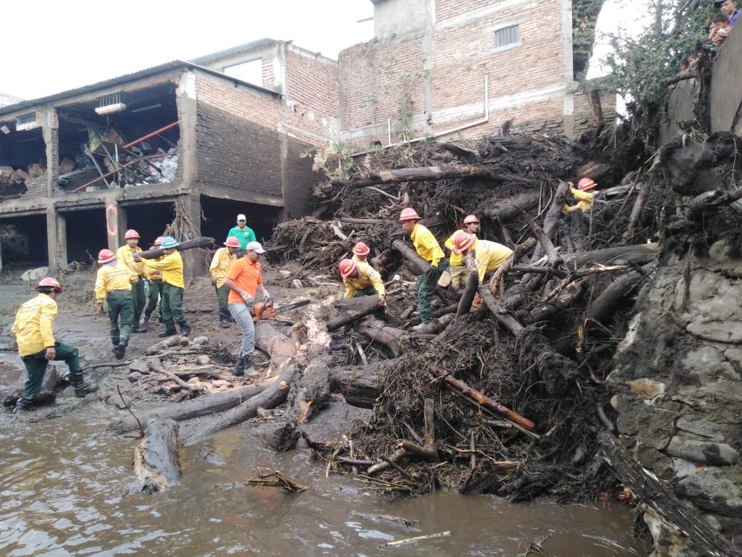 TRAS LA TRAGEDIA. En San Gabriel hay más de 400 elementos de los tres órdenes de gobierno, quienes apoyan en diversas labores, entre ellas las de limpieza. (Foto: Especial)